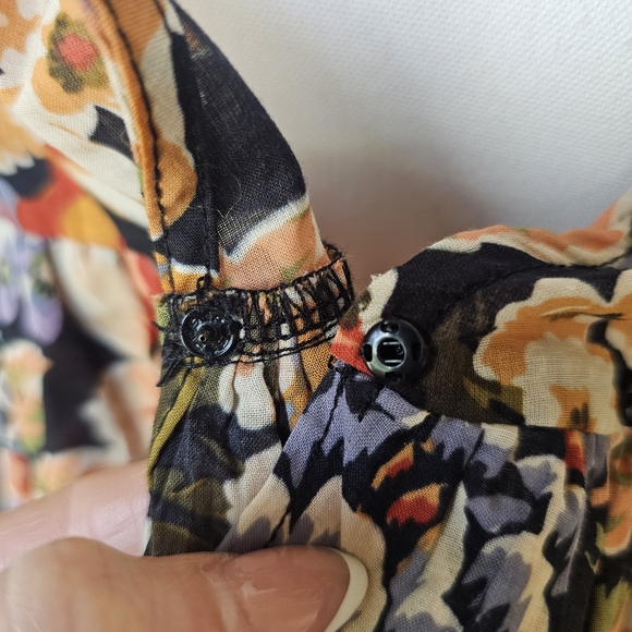 Olivaceous Black Floral Puff-Sleeve V-Neck Croped Blouse - Picture 10 of 10